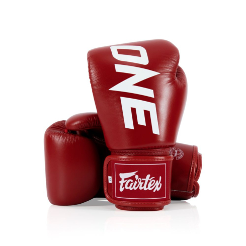 Боксерские перчатки ONE x Fairtex красные